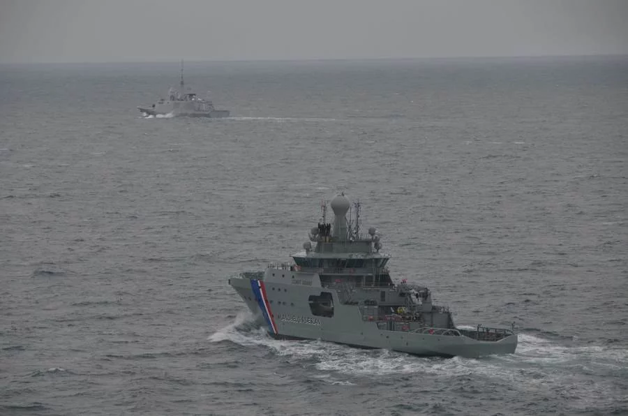 La frégate Languedoc et le bâtiment de garde-côtes islandais Thor