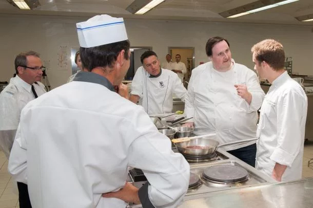 Un grand chef pâtissier aux fourneaux de l’École des fourriers