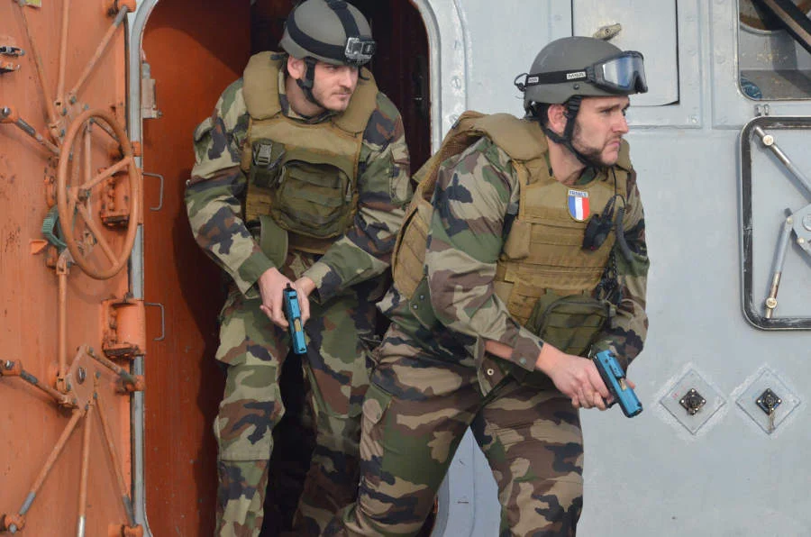 La brigade de protection de la frégate Aconit s'entraîne au tir en conditions réelles