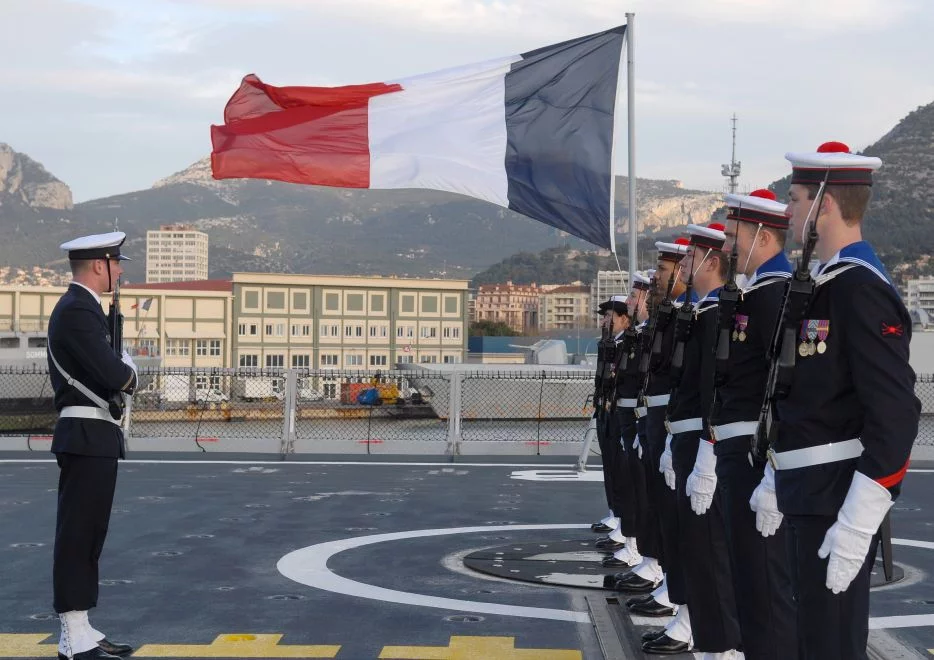 Première cérémonie des couleurs pour le Forbin