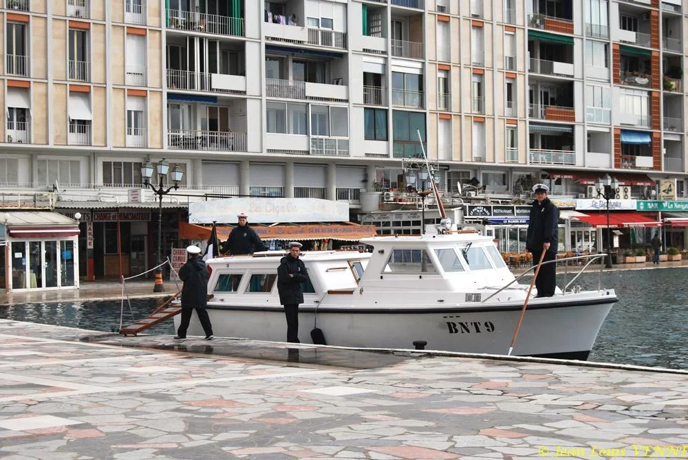 Embarquement sur une vedette pour rejoindre le Guépratte