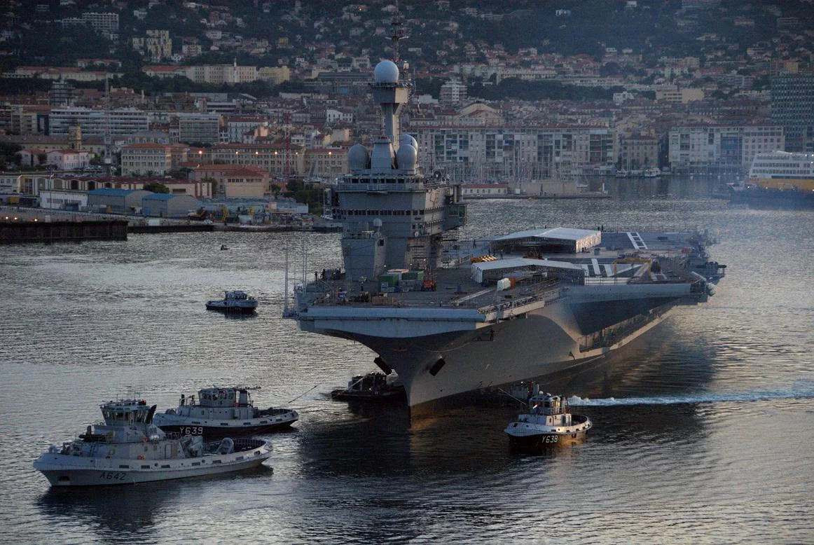 Sortie du bassin du porte-avions Charles de Gaulle