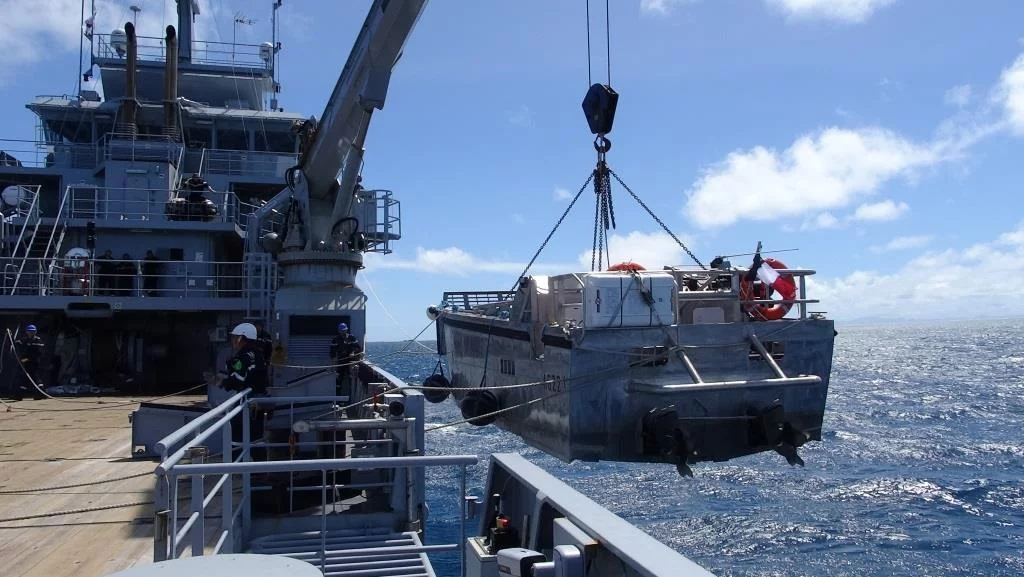 Le Bougaiville met à l'eau une embarcation