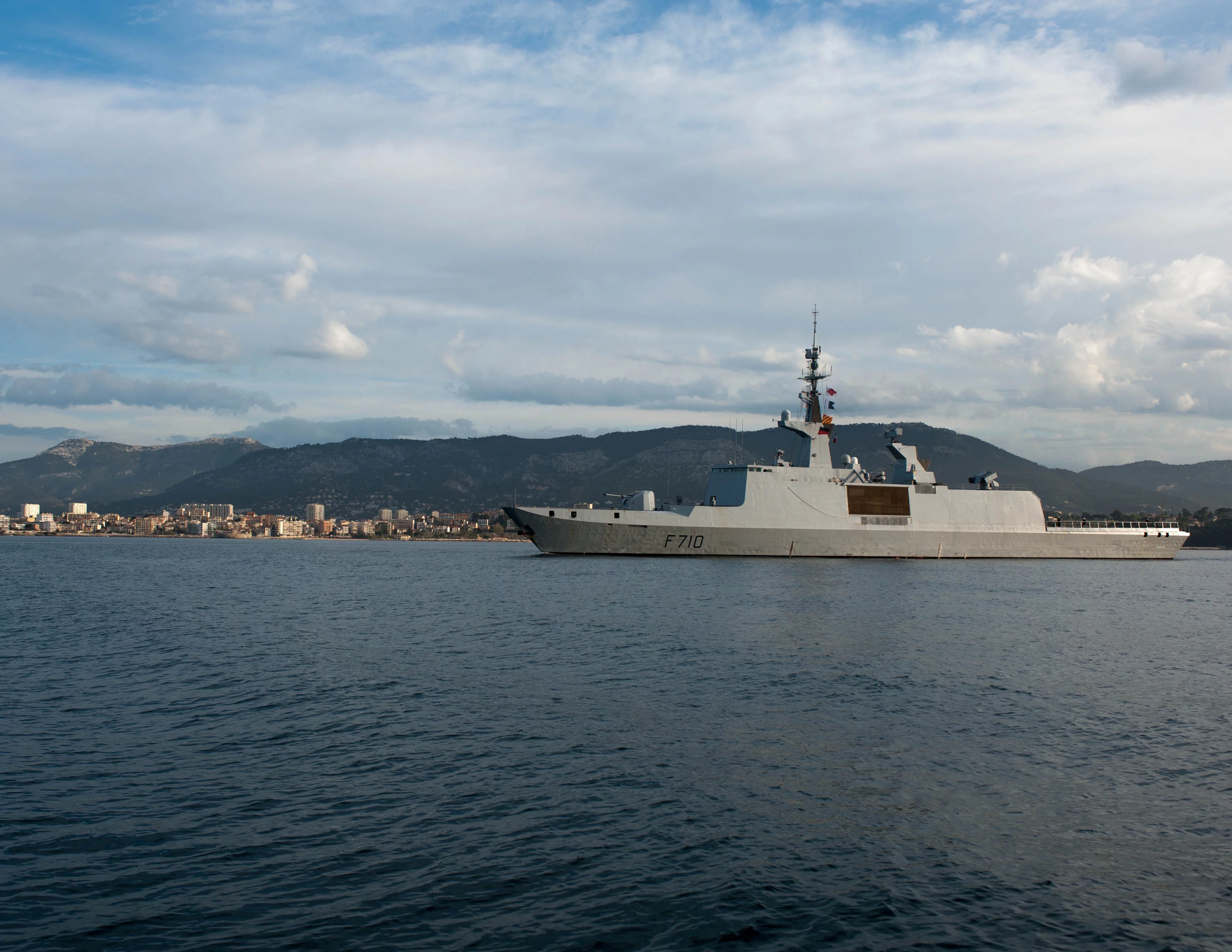 La frégate La Fayette de retour à Toulon après une mission en Méditerranée orientale et en mer Noire
