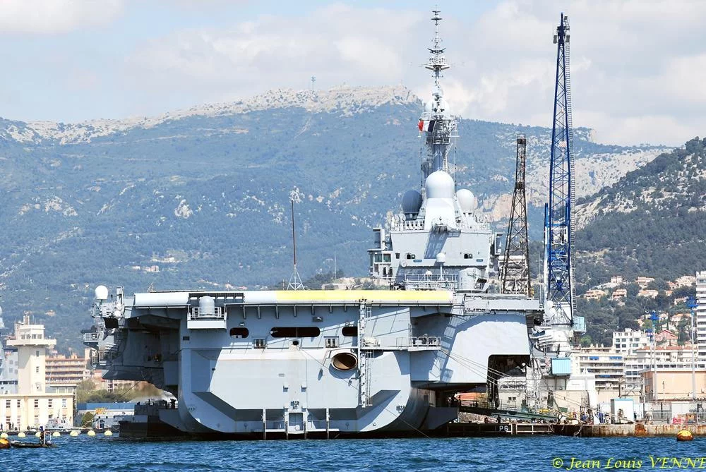 Le porte-avions Charles de Gaulle change de quai