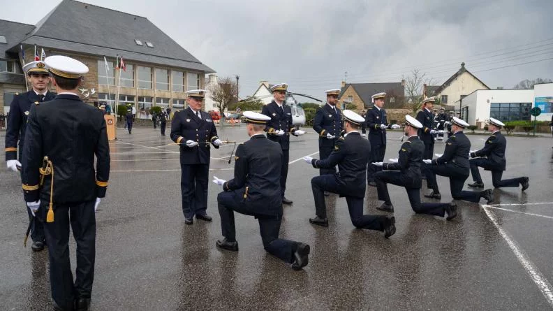 Remise de sabres par leurs parrains aux nouveaux macaronés