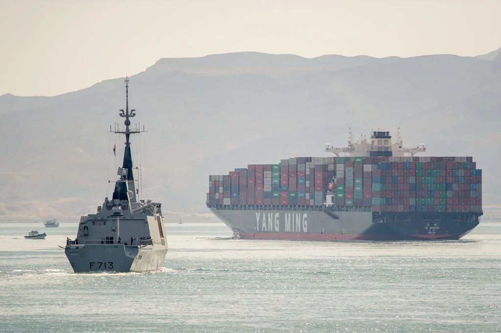 La frégate Aconit passe le canal de Suez
