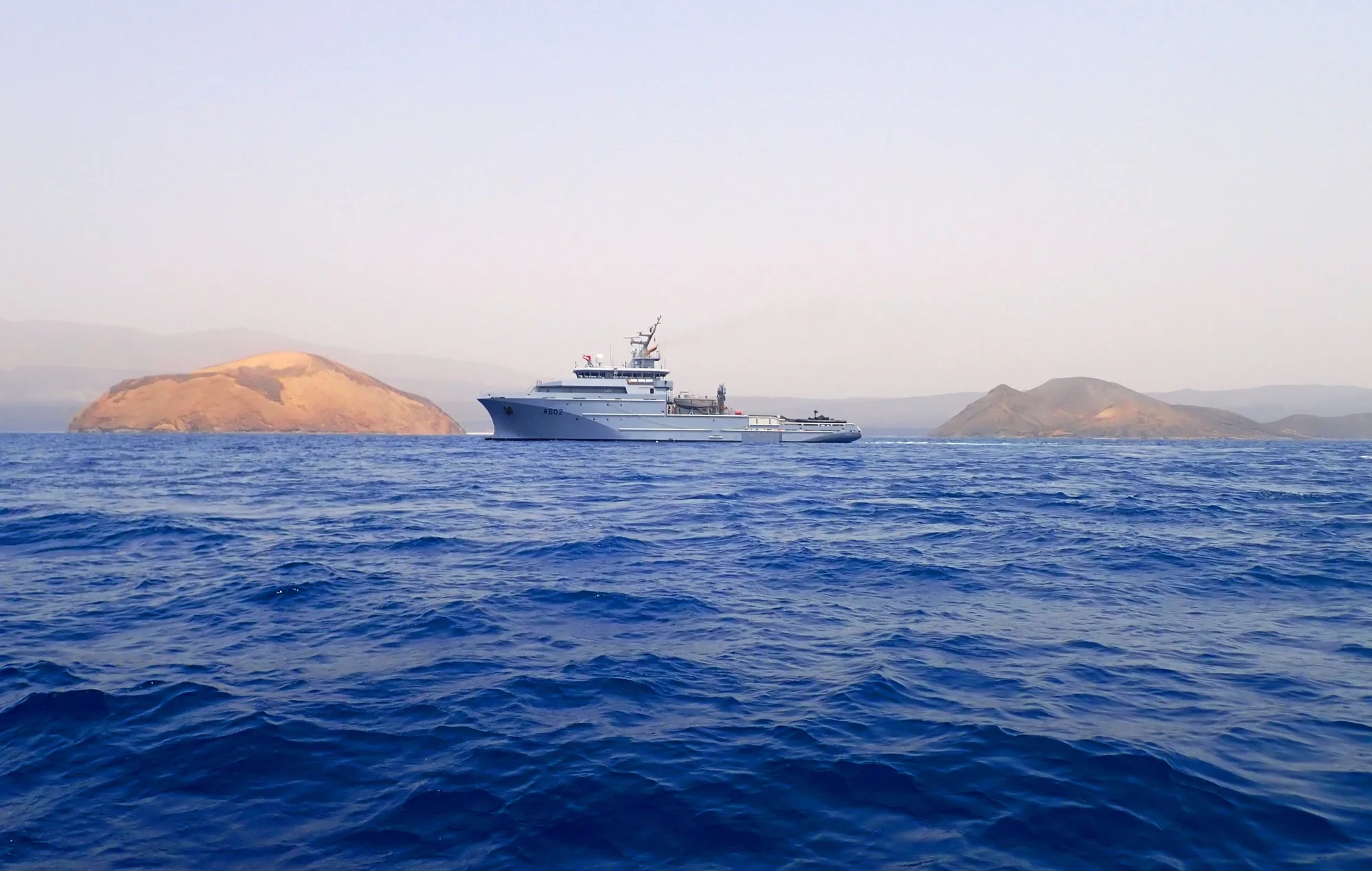   Le bâtiment de soutien et d’assistance hauturier (BSAH) Loire dans le golfe de Tadjoura (Djibouti)