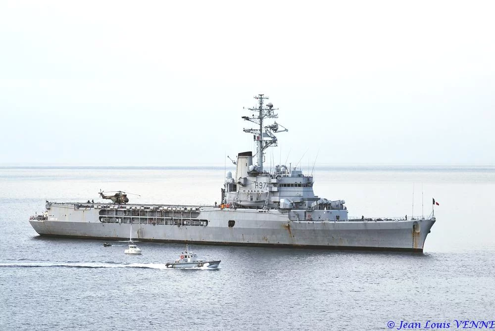 La Jeanne d’Arc au mouillage devant Toulon