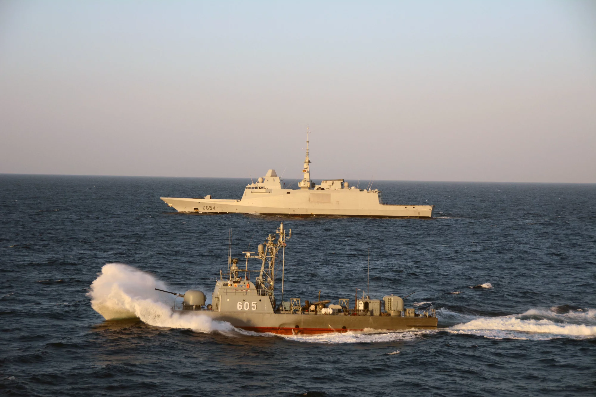 La frégate Auvergne et un patrouilleur égyptien