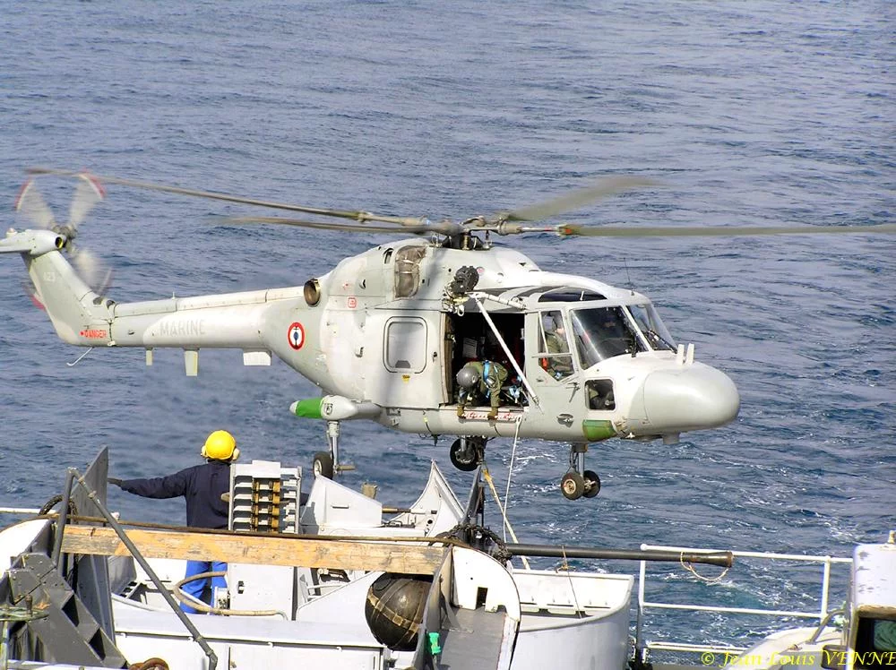 Hélitreuillage d'un train d'atterrissage de Rafale vers le Charles de Gaulle
