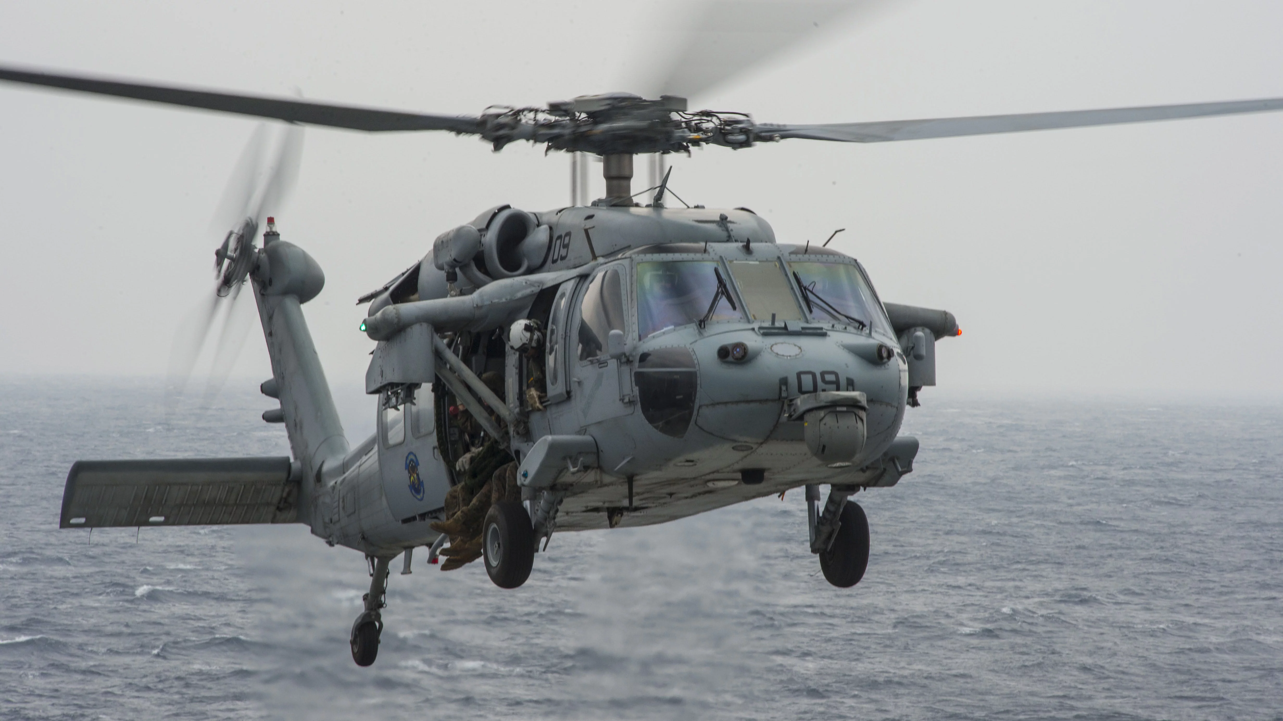 Un hélicoptère MH-60S Sea Hawk de l'US Navy