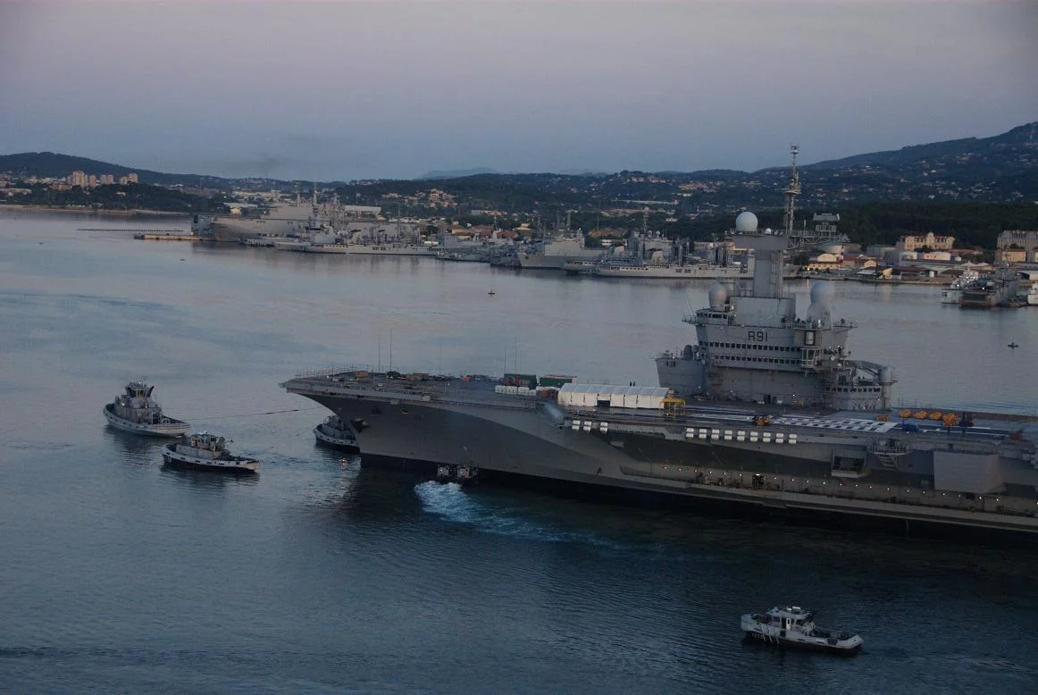 Sortie du bassin du porte-avions Charles de Gaulle