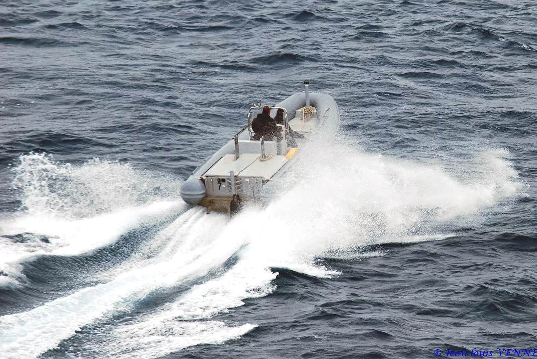 Une embarcation rapide suspecte simule une attaque terroriste