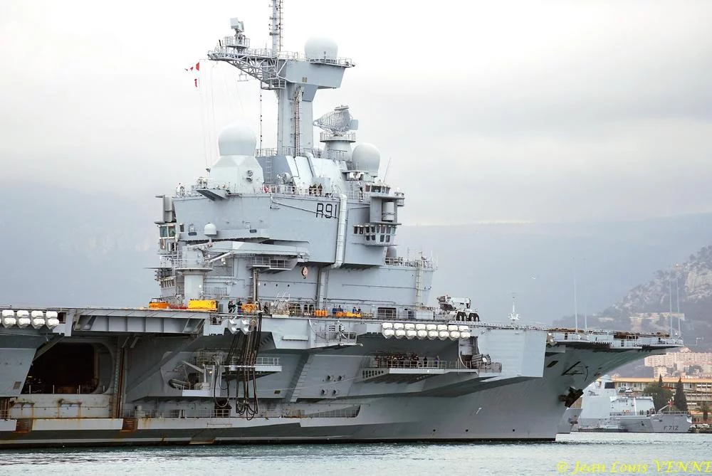 Avant l’arrivée du ministre, le Charles de Gaulle appareille