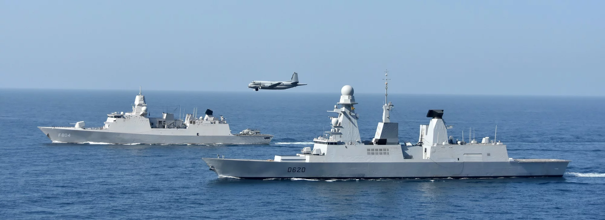 La frégate hollandaise De Ruyter, la frégate Forbin et un Atlantique 2 de la flottille 23F,