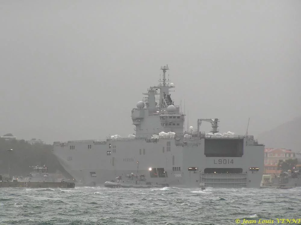 Des remorqueurs en soutien du BPC Tonnerre