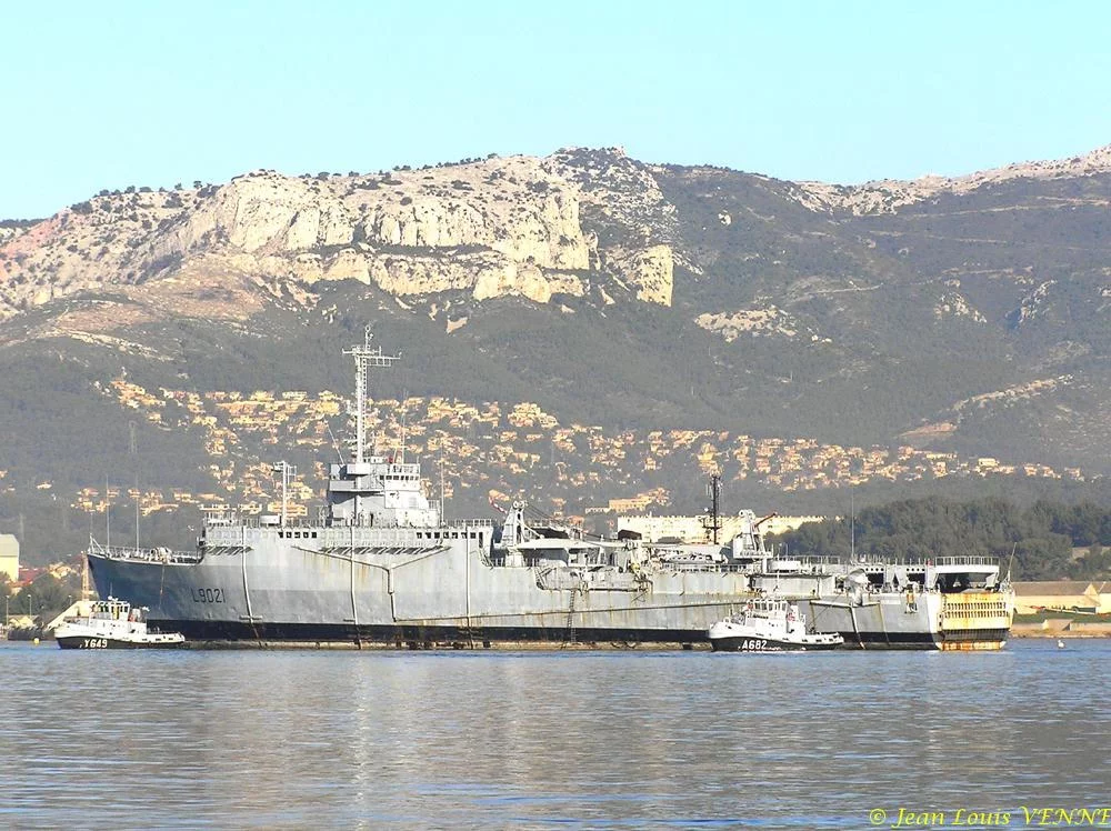 L'ex-Ouragan transféré dans le port de Bregaillon