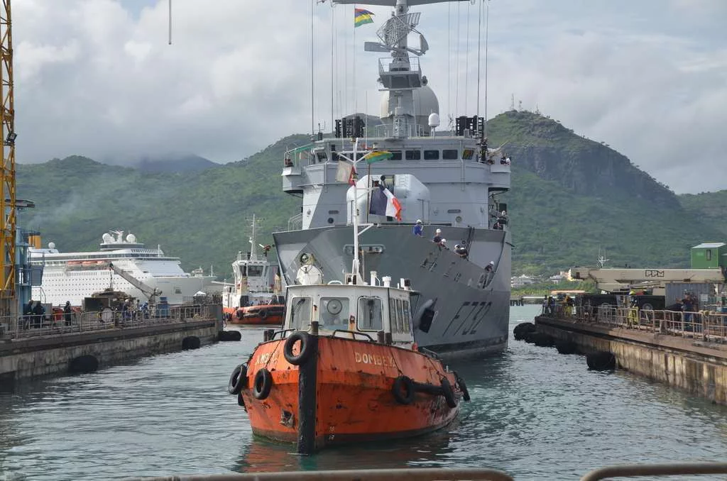 La frégate de surveillance Nivôse entre au bassin à l’Île-Maurice