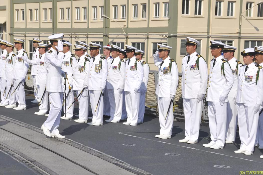 Le nouveau commandant passe l'équipage en revue