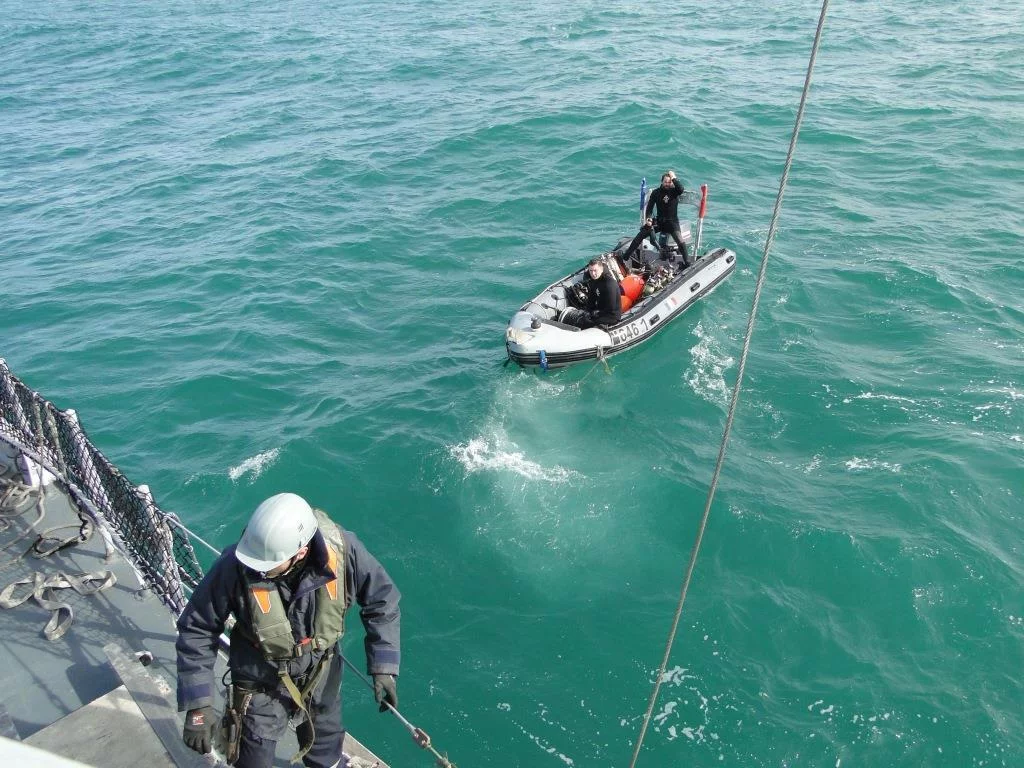 Les plongeurs-démineurs se dirigent vers le lieu de l'intervention