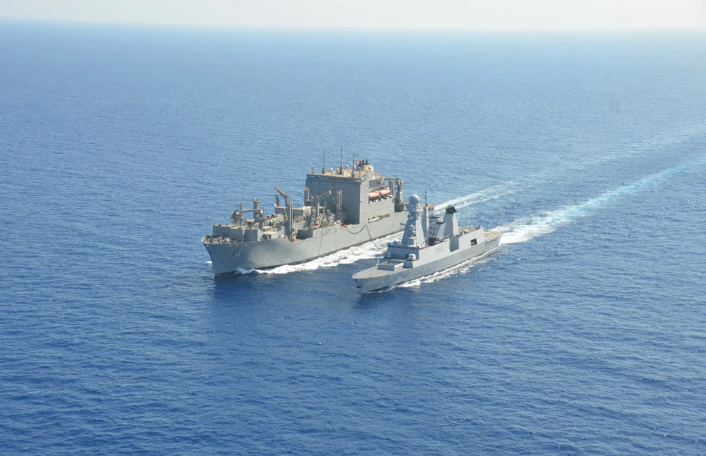 La frégate Forbin se ravitaille auprès du ravitailleur USNS « Medgar Evers »