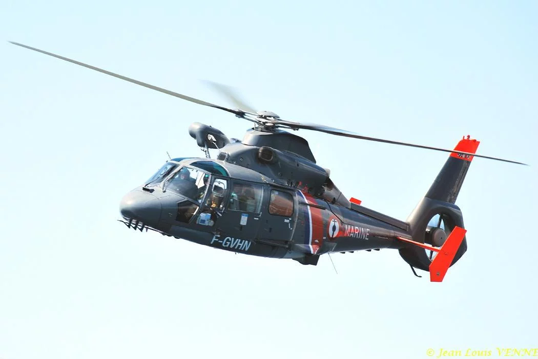 L'hélicoptère Dauphin de service public survole la rade de Bandol