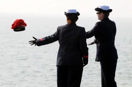 Lancer du bâchis du QM Durand à la mer, recouvert des pompons de ses camarades