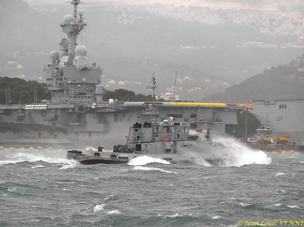 Un remorqueur dans la tempête