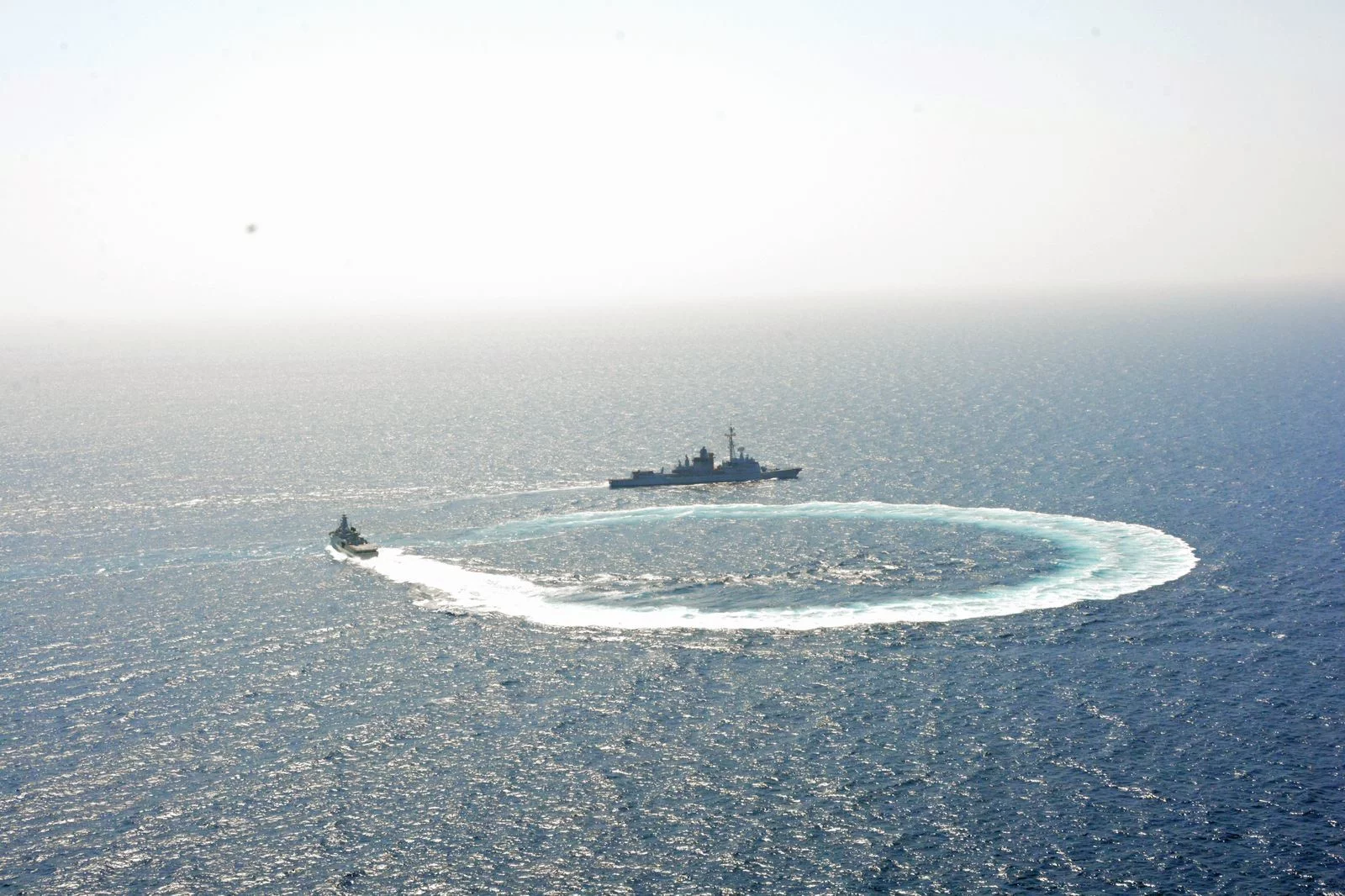 La frégate antiaérienne Jean Bart et le patrouilleur omanais Al Shinas