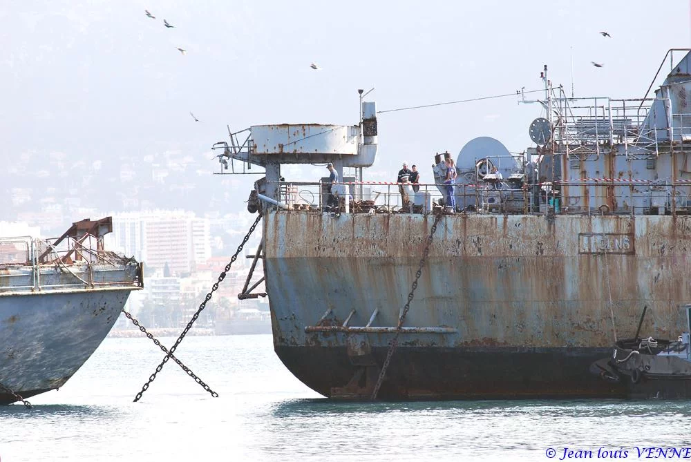 La coque de l’ex-Argens transférée à la base navale de Toulon