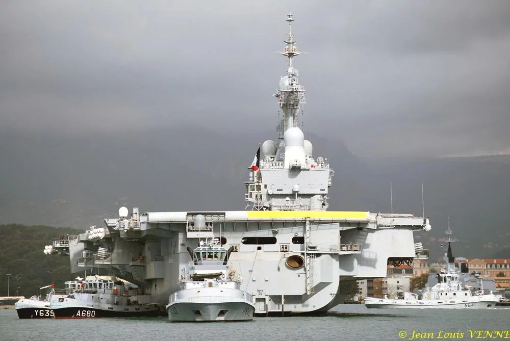 Avant l’arrivée du ministre, le Charles de Gaulle appareille