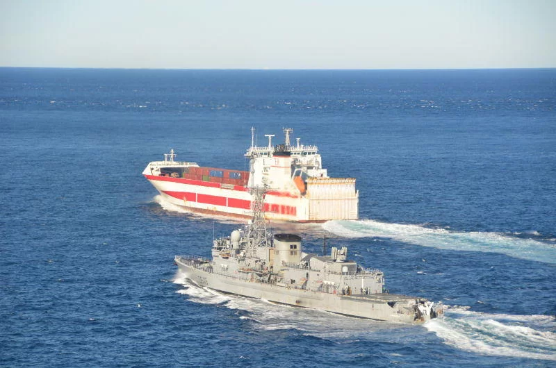 La frégate Latouche-Tréville escorte un navire affrété