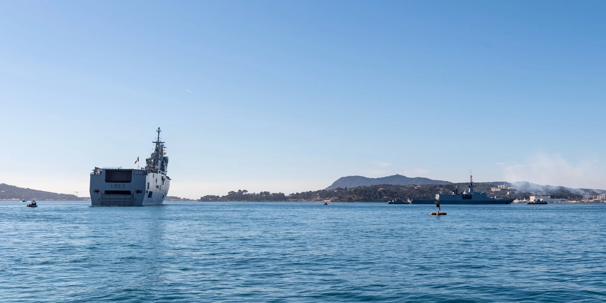 Le porte-hélicoptères Mistral et la frégate Courbet appareillent de Toulon