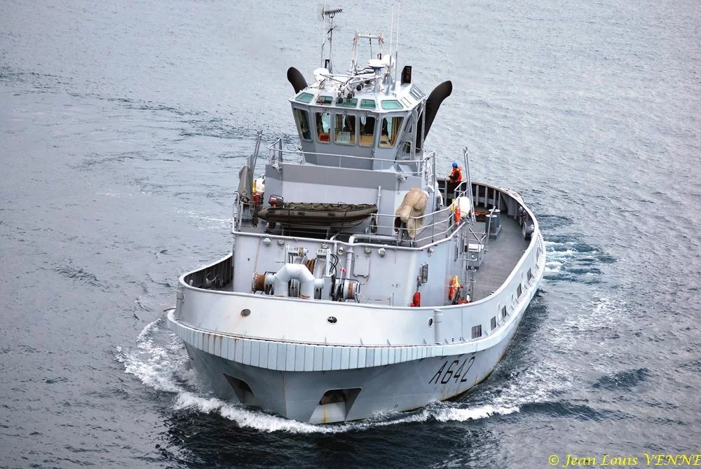 Un remorqueur de la base navale