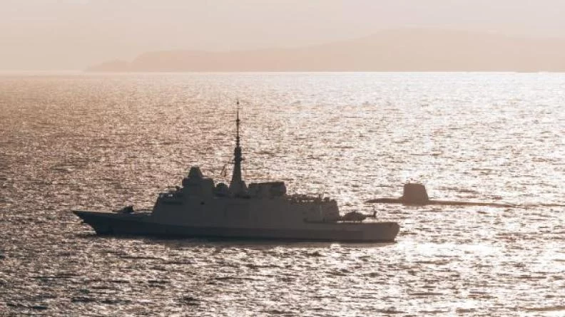 Une frégate mulit-missions et un sous-marin nucléaire d'attaque en surface