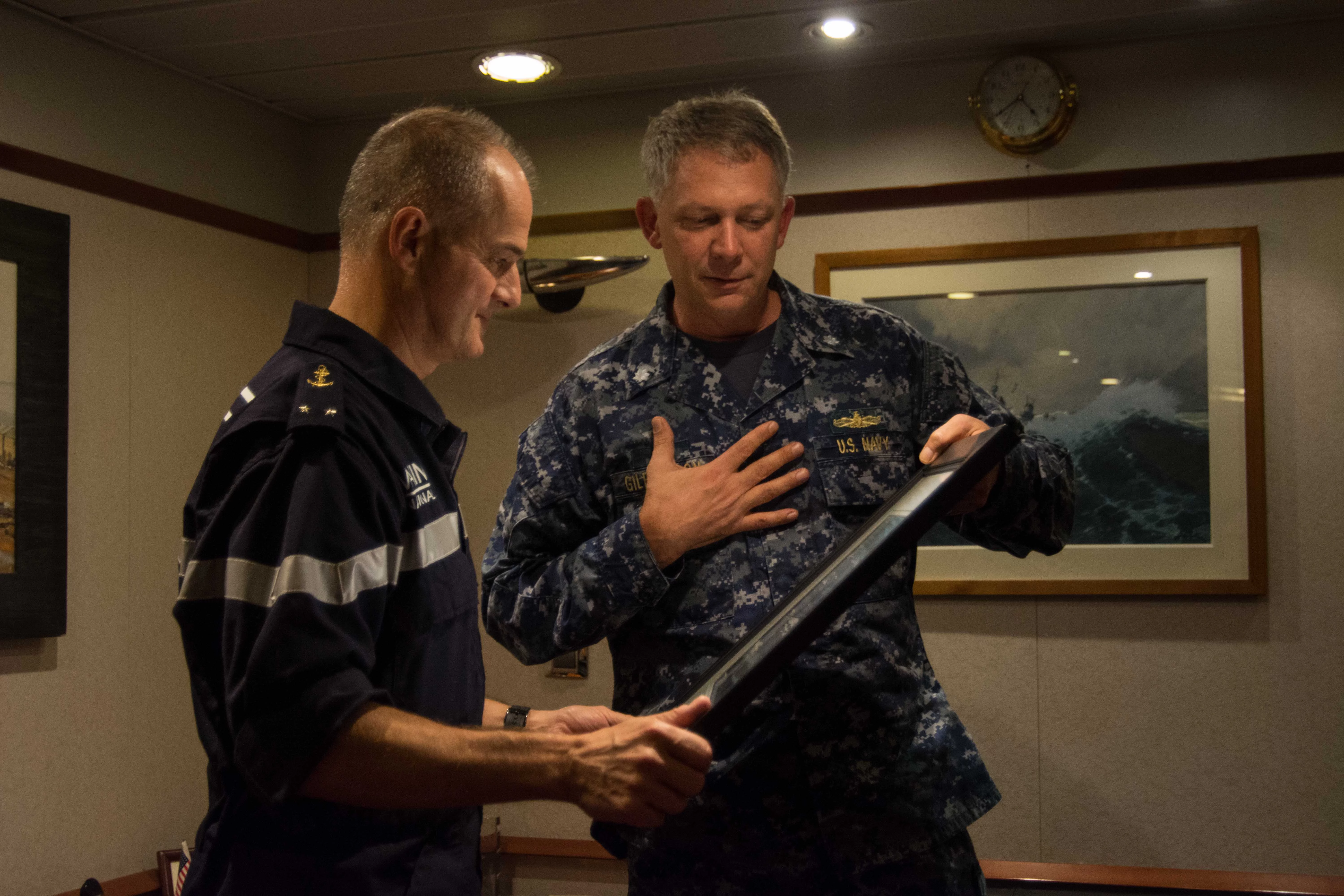 Le commandant du destroyer américain USS Mason rencontre l'état-major du groupe aéronaval