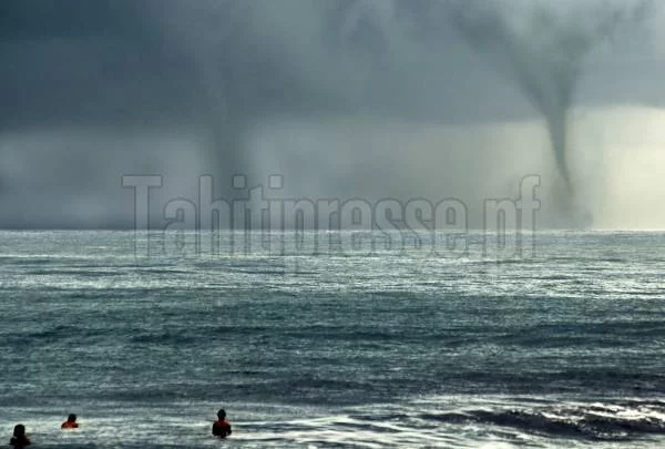 Séries de trombes marines à Tahiti et à Moorea