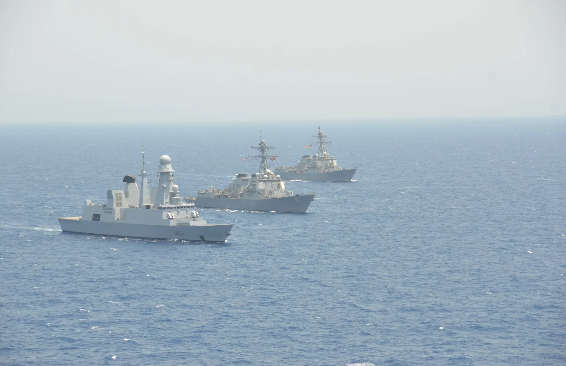 La frégate Forbin, l’USS Mason et l’USS Monterey