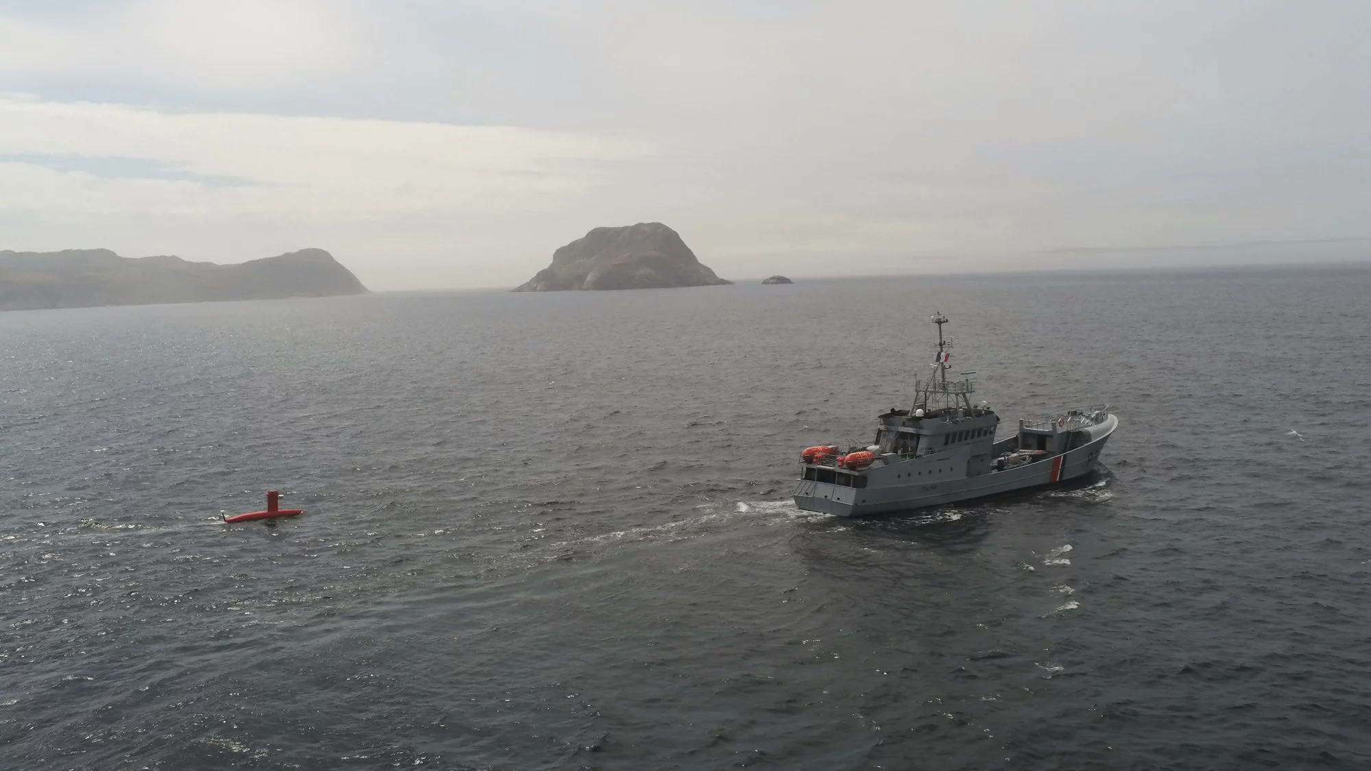 Le patrouilleur Fulma escorte le drone DriX de la société iXblue