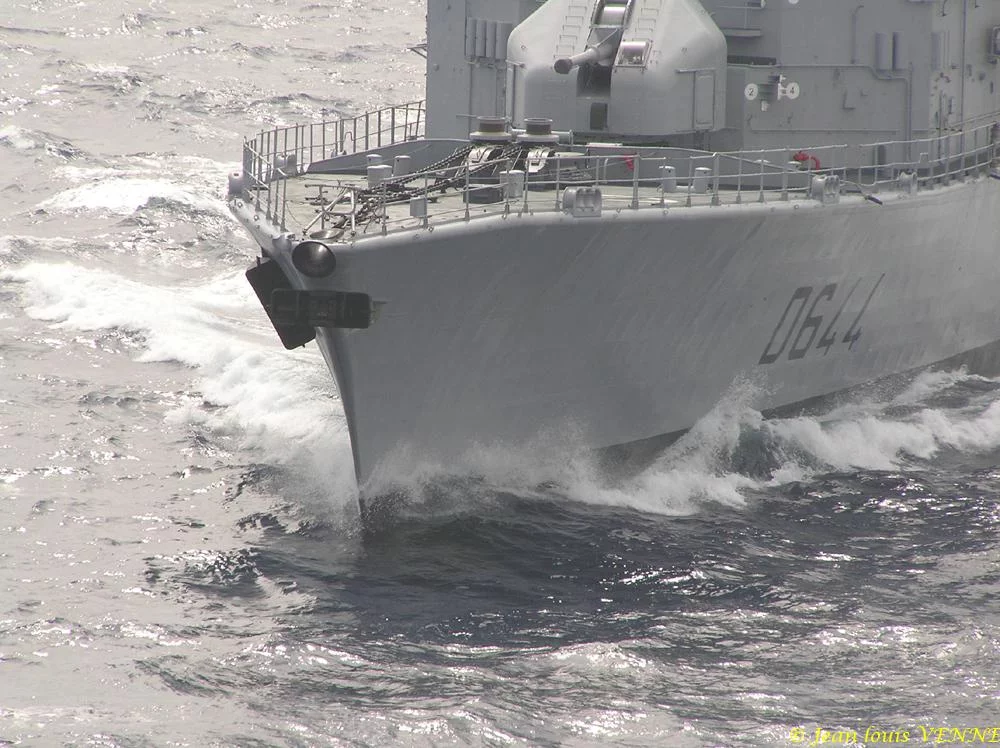 La frégate Primauguet se présente pour un ravitaillement à la mer