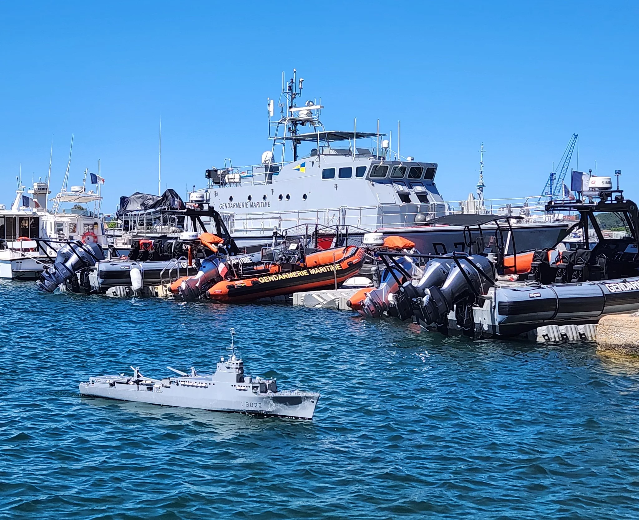La maquette du TCD Orage naviguant dans la base navale de Toulon