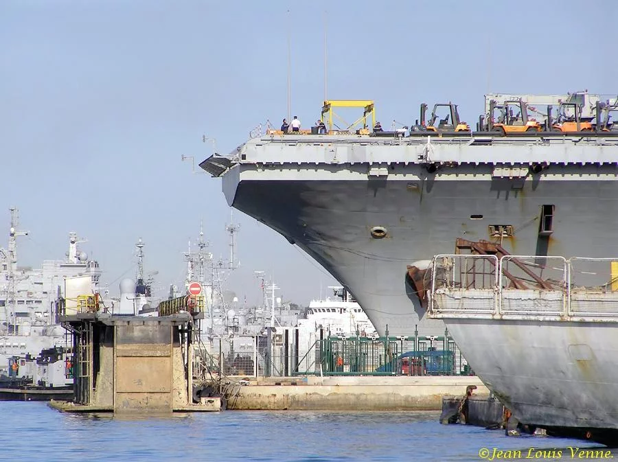 Entrée du Charles de Gaulle au bassin