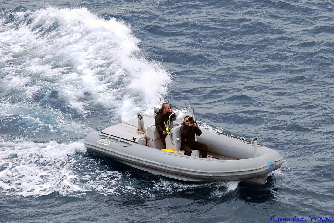 Une embarcation rapide suspecte simule une attaque terroriste