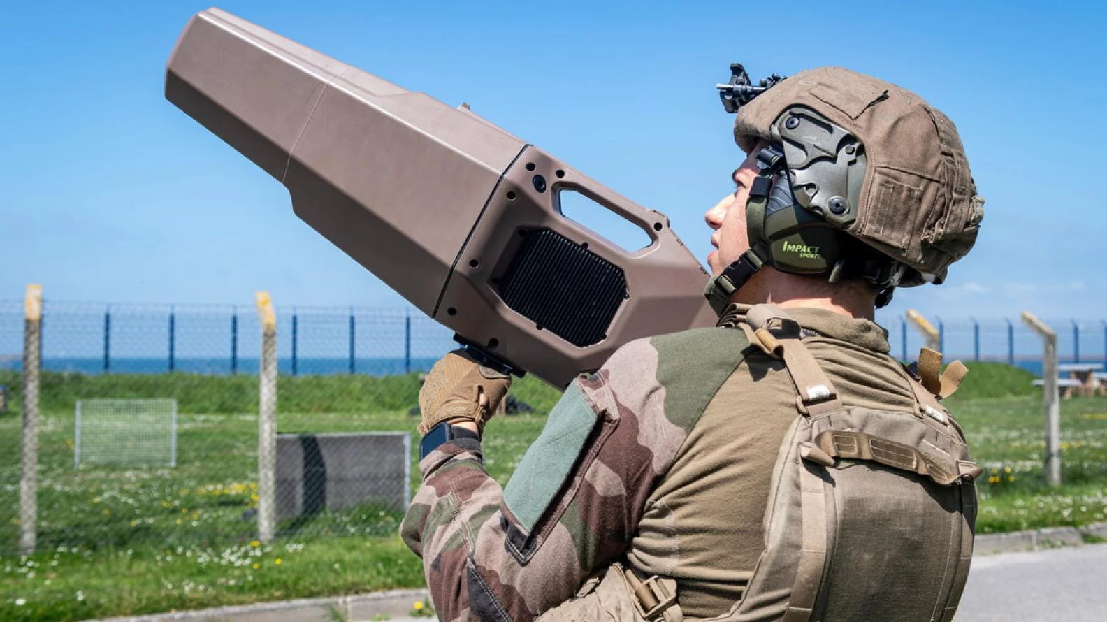 Un fusilier-marin utilise un brouilleur anti drone autonome