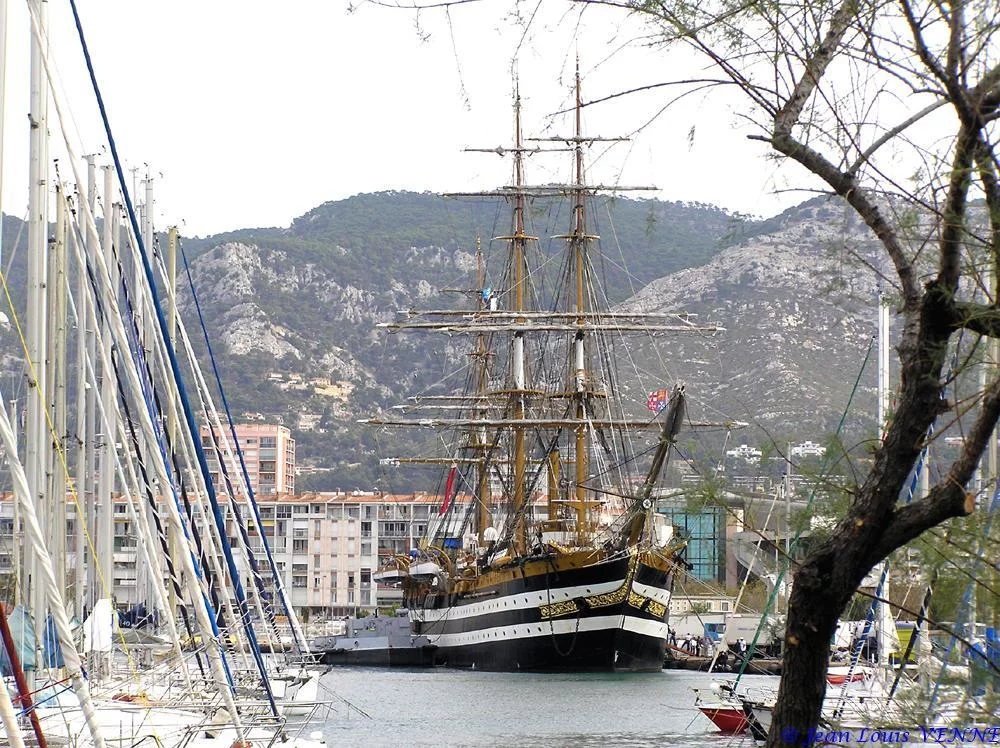 L’Amerigo Vespucci dans le port de Toulon