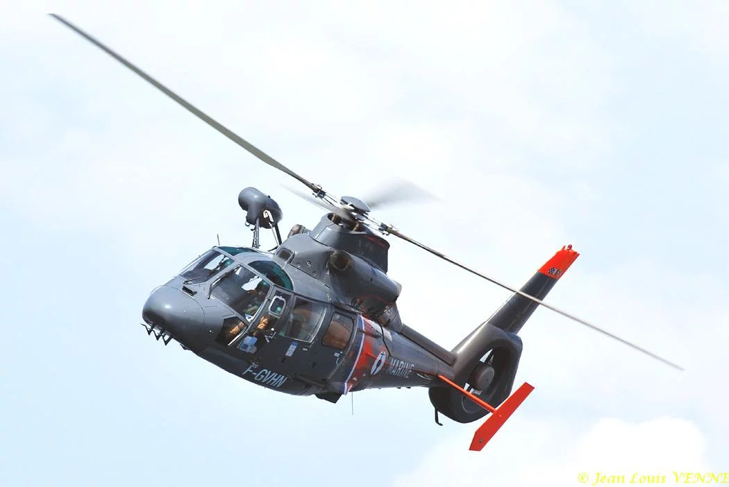 L'hélicoptère Dauphin de service public survole la rade de Bandol