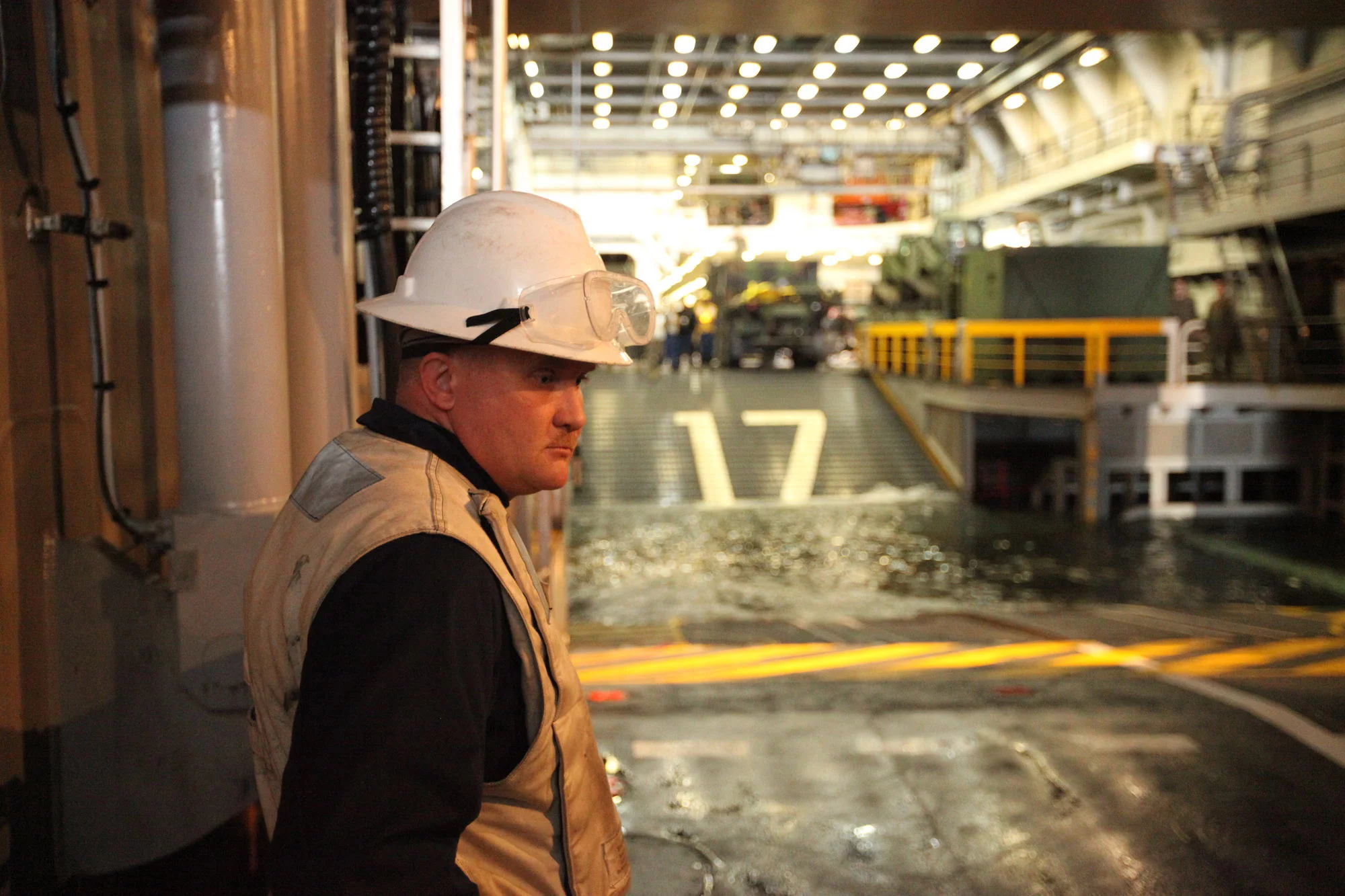 Un bosco de l'US Navy surveille l'arrivée de l'EDAR