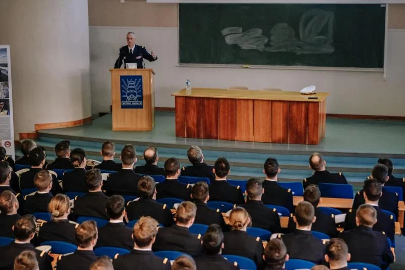 Le vice-amiral d'escadre Bernard-Antoine Morio de l’Isle devant les élèves-officiers de l'Ecole Navale