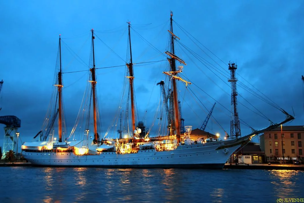 Le Sebastian de Elcano de nuit